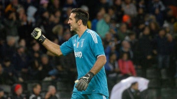 Buffon celebra el triunfo de la Juventus en Italia