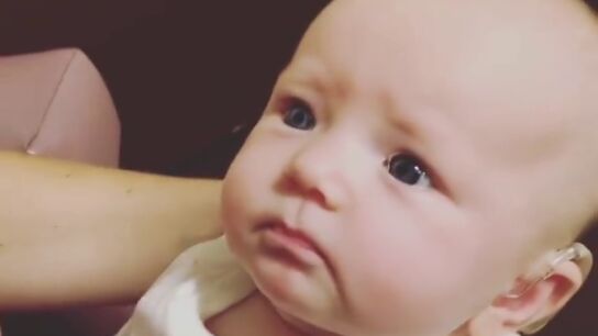 La emoci&oacute;n de un beb&eacute; con sordera al o&iacute;r por primera vez a su madre decirle 'te quiero'