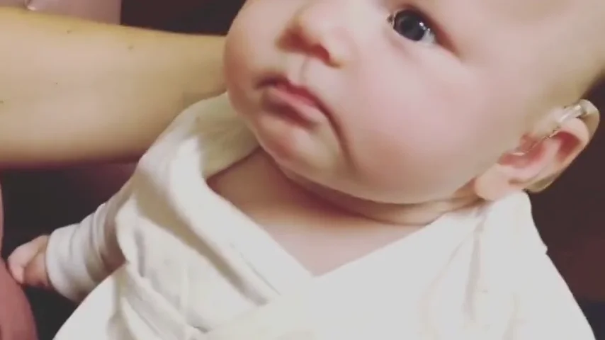 La emoción de un bebé con sordera al oír por primera vez a su madre decirle 'te quiero' La emoción de un bebé con sordera al oír por primera vez a su madre decirle 'te quiero'