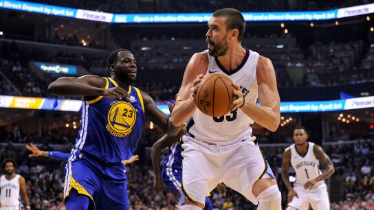 Marc Gasol protege el bal&oacute;n ante los Warriors