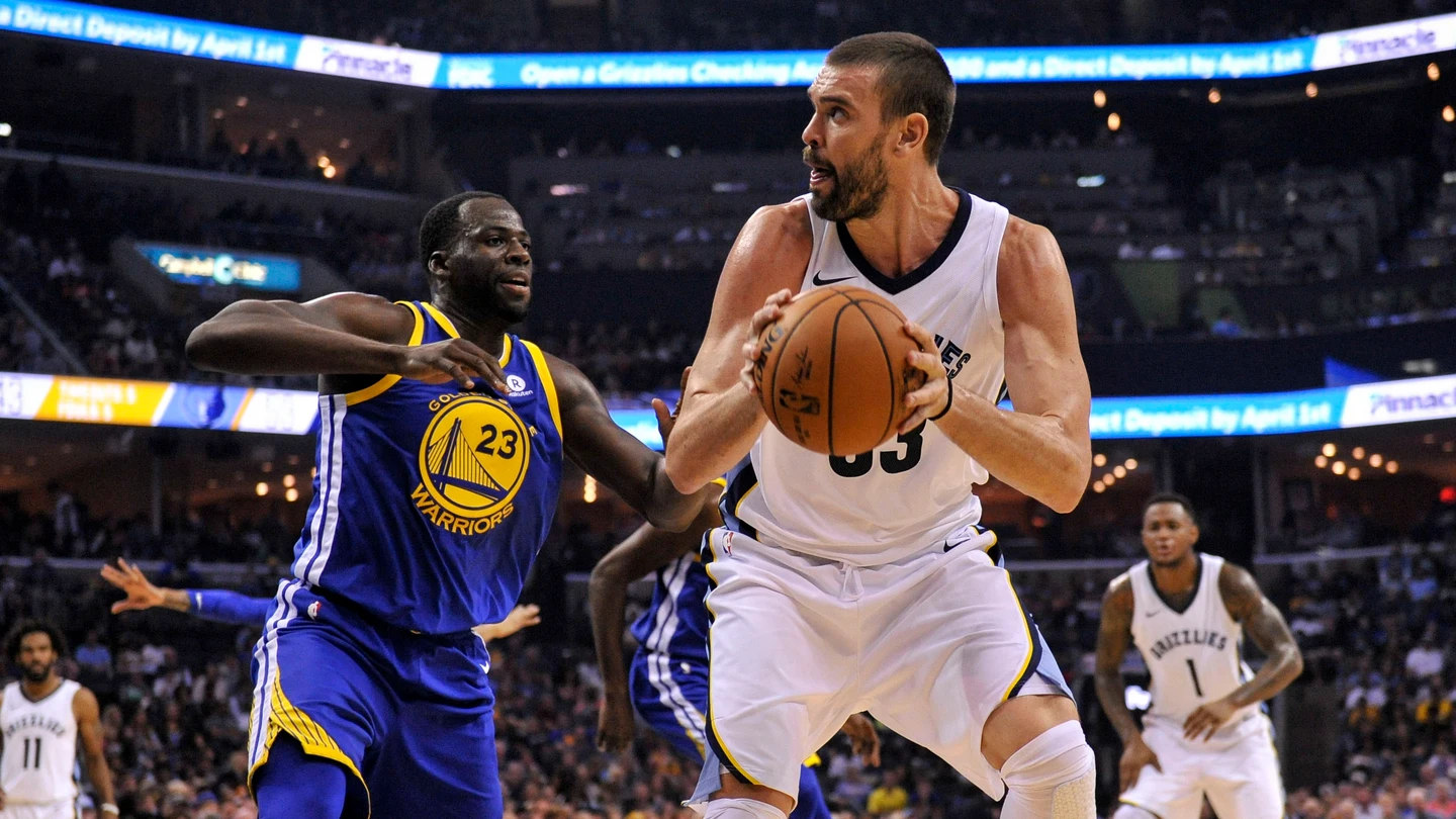 Marc Gasol protege el balón ante los Warriors Marc Gasol protege el balón ante los Warriors