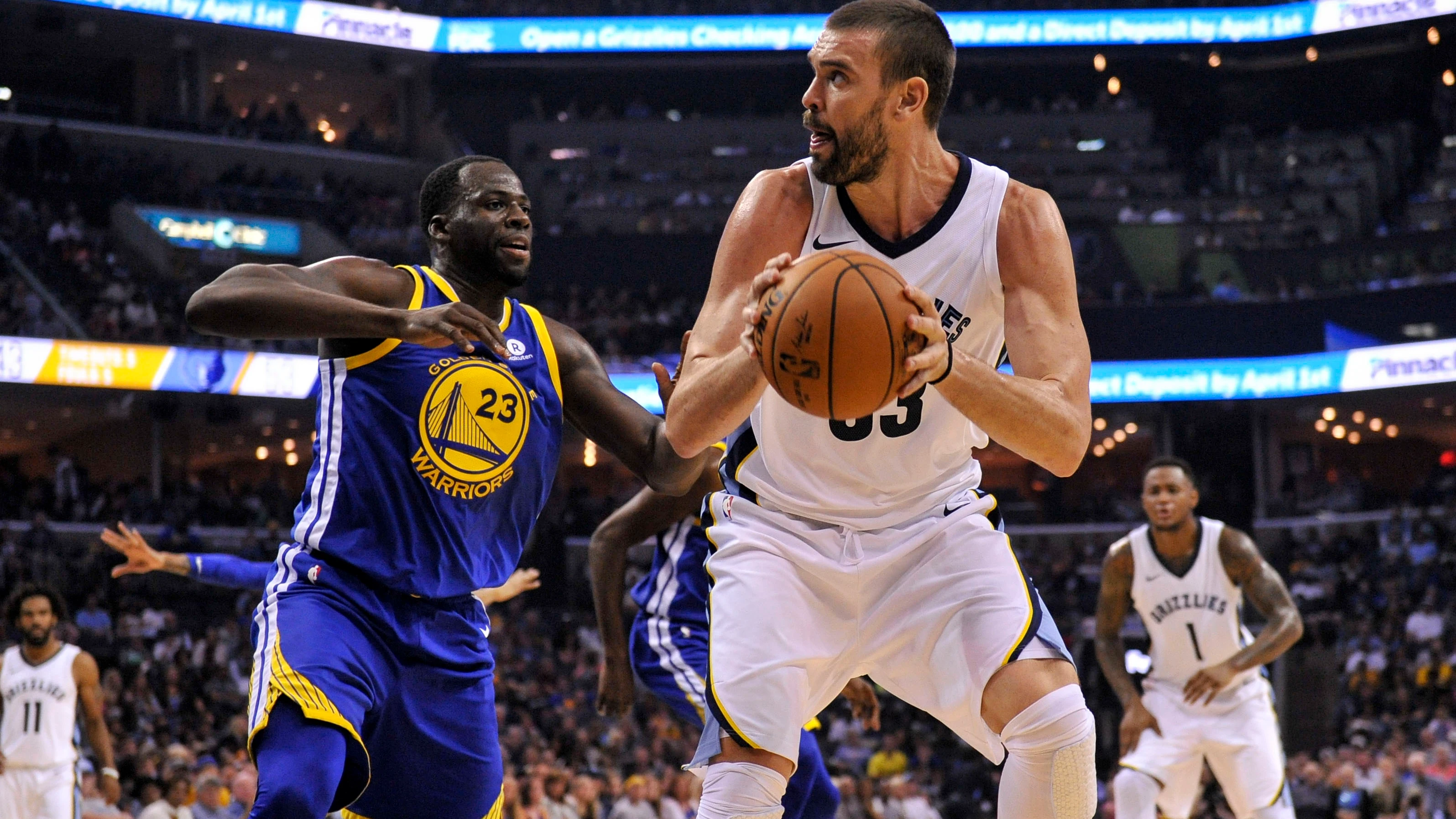 Marc Gasol protege el balón ante los Warriors