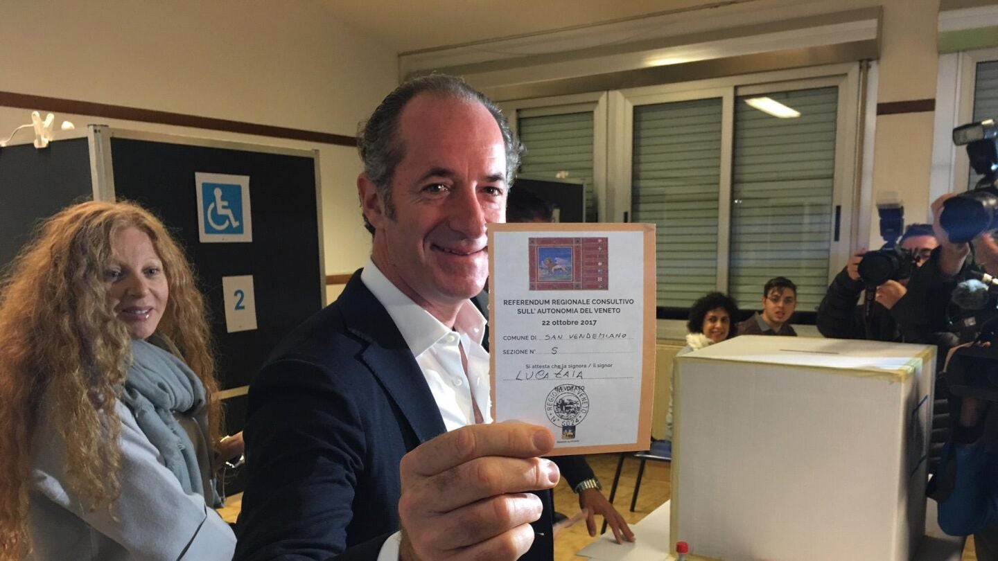 El presidente de la regi&oacute;n italiana de Veneto, Luca Zaia, durante la votaci&oacute;n del refer&eacute;ndum