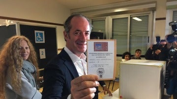 El presidente de la región italiana de Veneto, Luca Zaia, durante la votación del referéndum