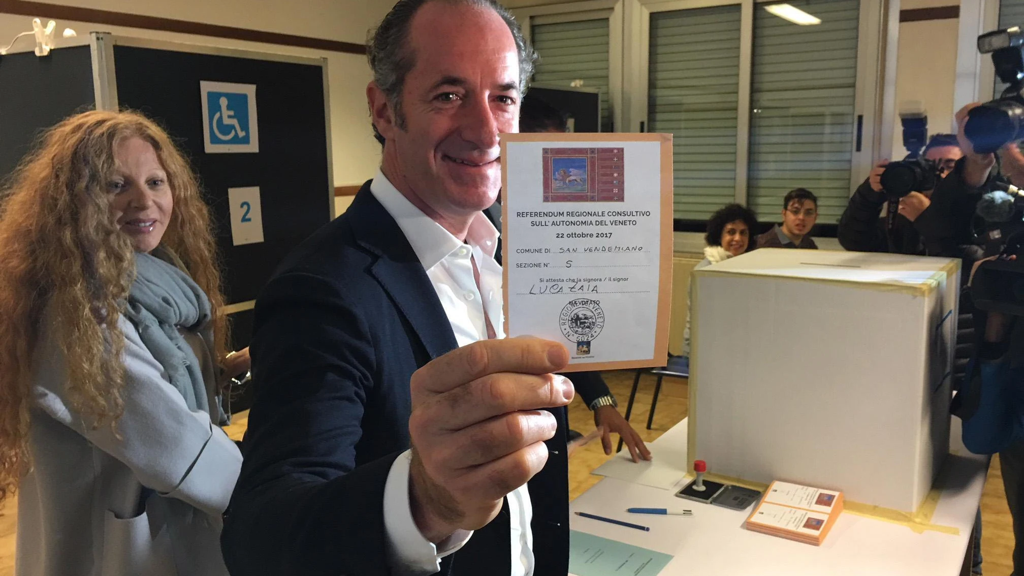 El presidente de la región italiana de Veneto, Luca Zaia, durante la votación del referéndum