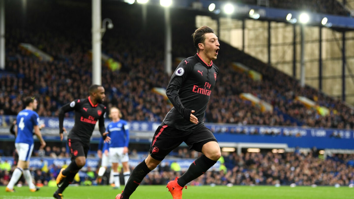 Ozil celebra un gol