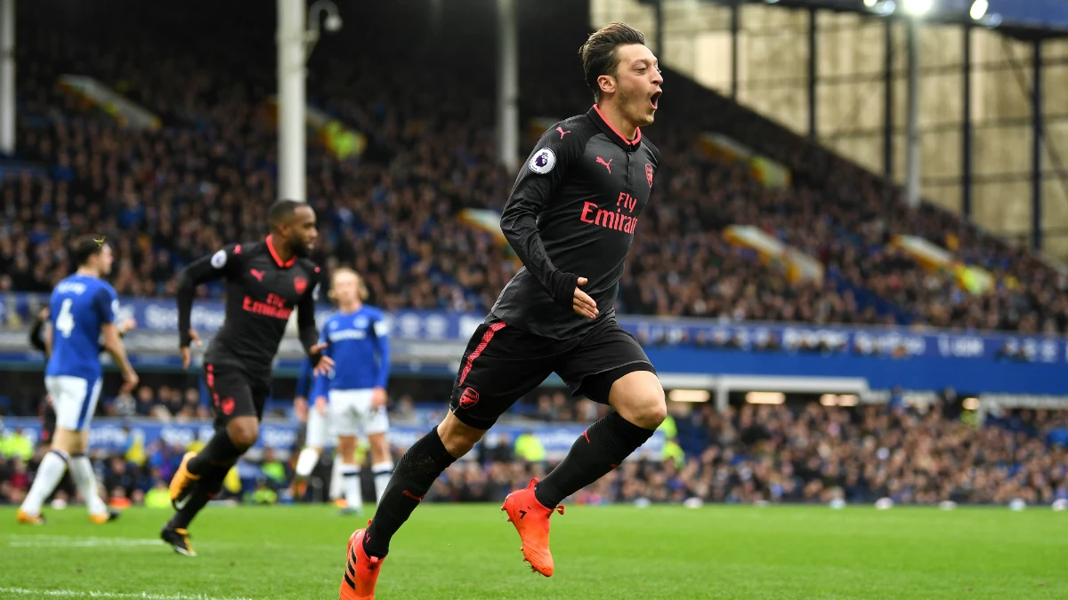 Ozil celebra un gol