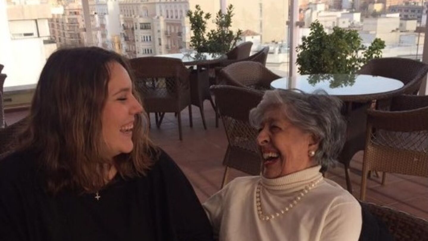 Una se&ntilde;ora con su 'nieta' de 'Adopta un abuelo'