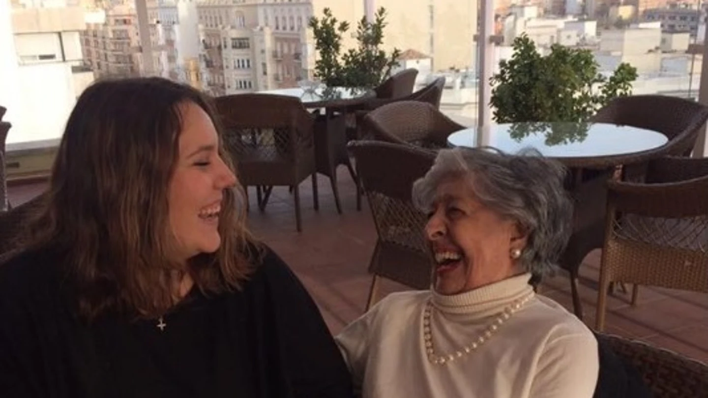 Una señora con su 'nieta' de 'Adopta un abuelo' Una señora con su 'nieta' de 'Adopta un abuelo'