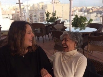 Una señora con su 'nieta' de 'Adopta un abuelo' Una señora con su 'nieta' de 'Adopta un abuelo'