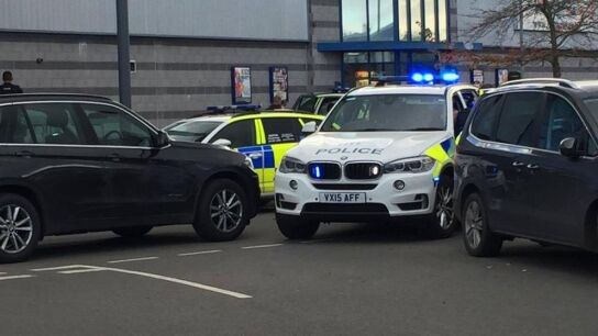 Imagen de una patrulla de la polic&iacute;a brit&aacute;nica frente al parque de ocio de Nuneaton, donde habr&iacute;a un hombre armado con rehenes en una bolera