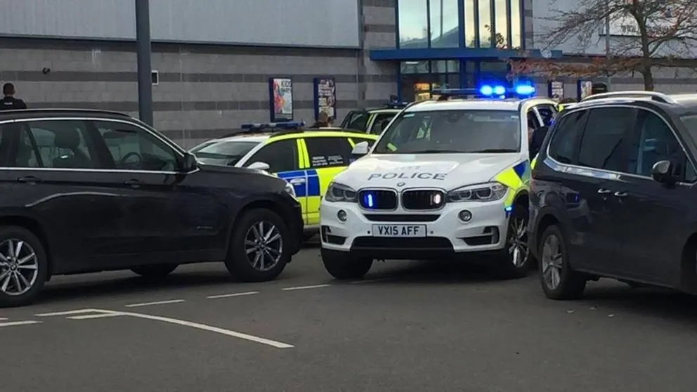 Imagen de una patrulla de la policía británica frente al parque de ocio de Nuneaton, donde habría un hombre armado con rehenes en una bolera