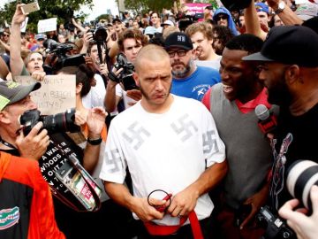 Imagen del neonazi durante la protesta antifascista en Florida Imagen del neonazi durante la protesta antifascista en Florida