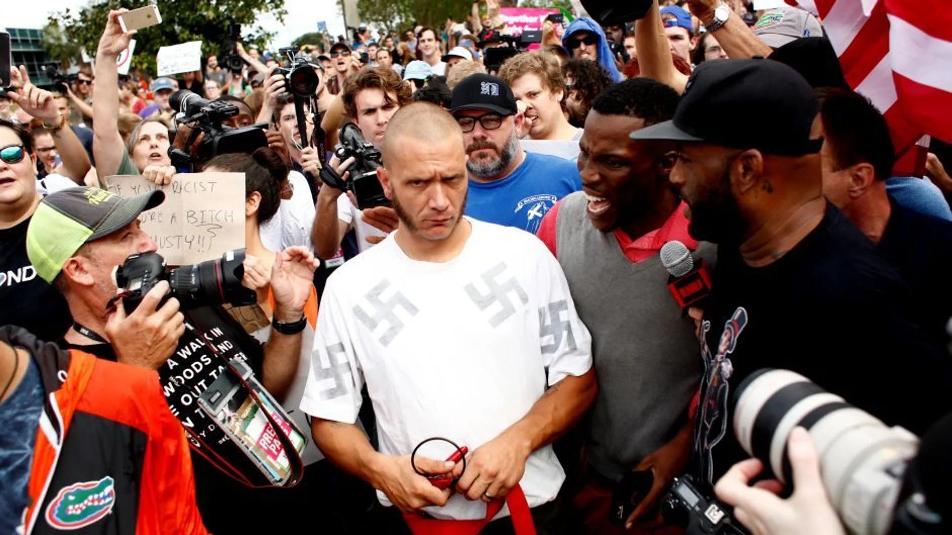 Imagen del neonazi durante la protesta antifascista en Florida
