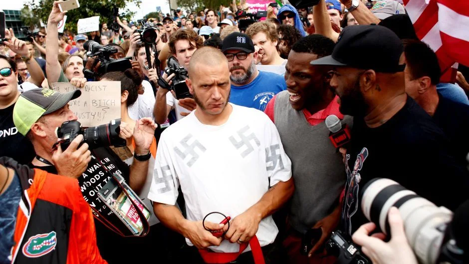 Imagen del neonazi durante la protesta antifascista en Florida