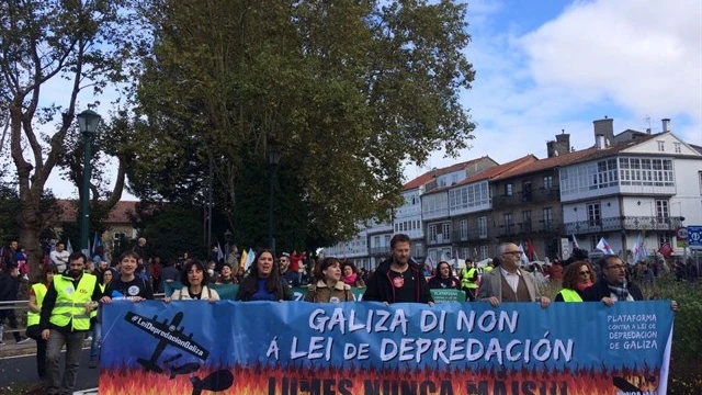 Miles de personas claman contra la política forestal de la Xunta, a la que exigen responsabilidades por los fuegos