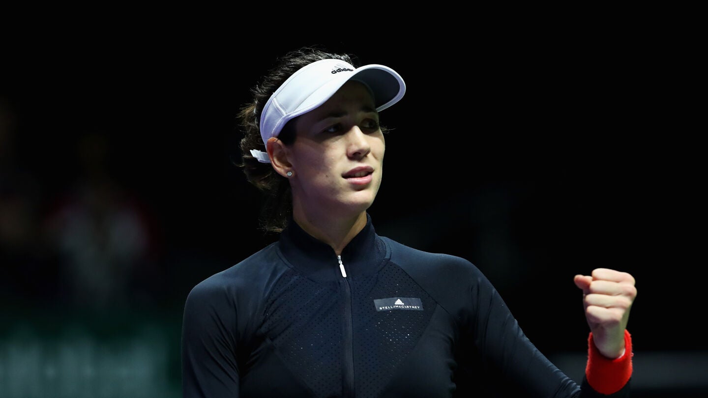 Garbi&ntilde;e Muguruza levanta el pu&ntilde;o para celebrar la victoria