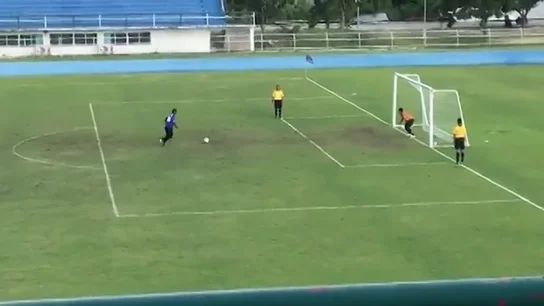 El penalti más tonto y surrealista del año: ¡el portero celebró antes de tiempo! El penalti más tonto y surrealista del año: ¡el portero celebró antes de tiempo!