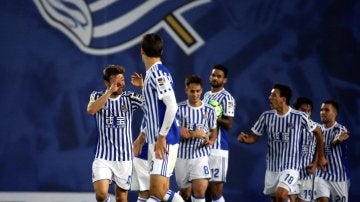 Los jugadores de la Real Sociedad celebran un gol