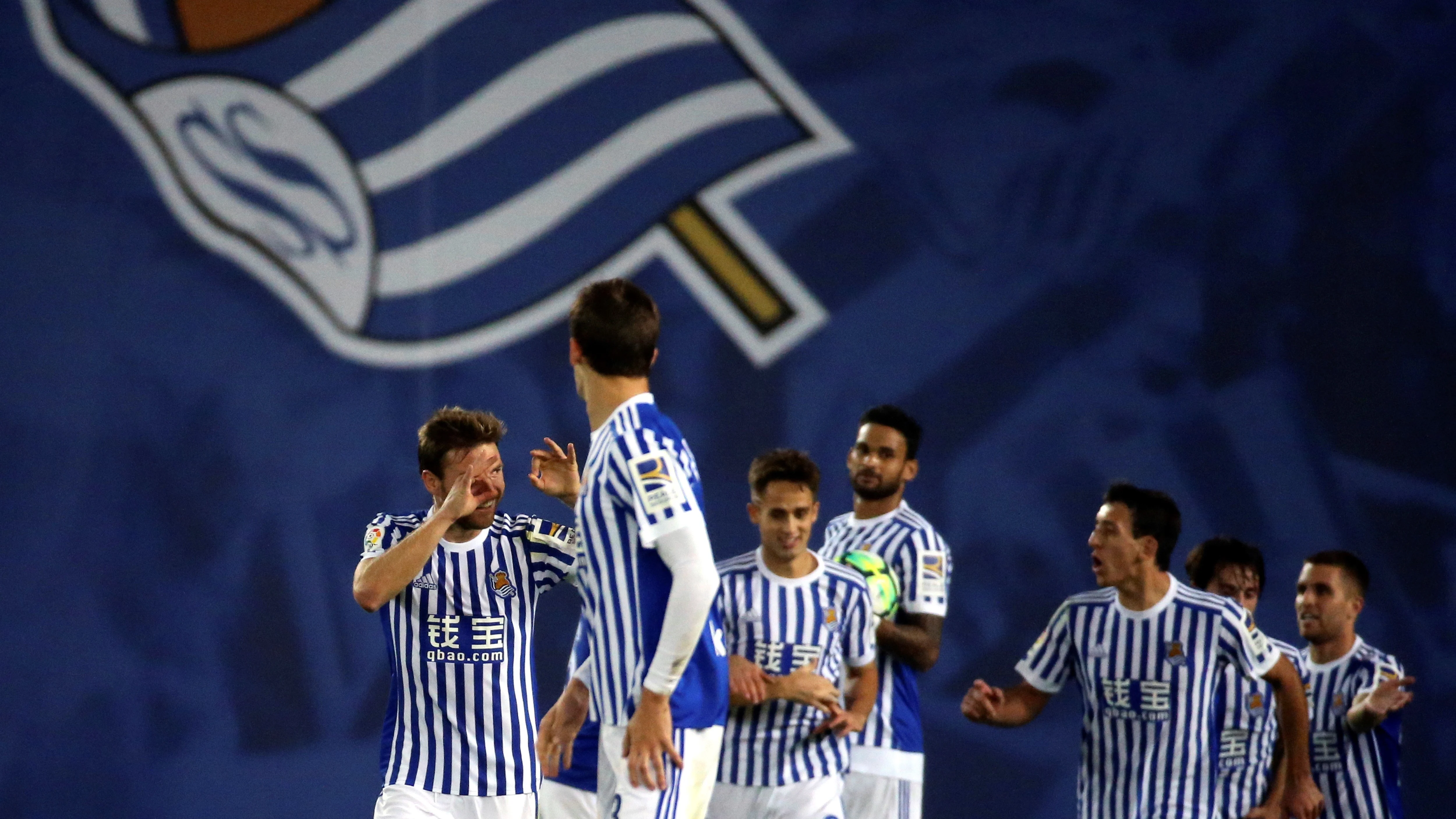 Los jugadores de la Real Sociedad celebran un gol