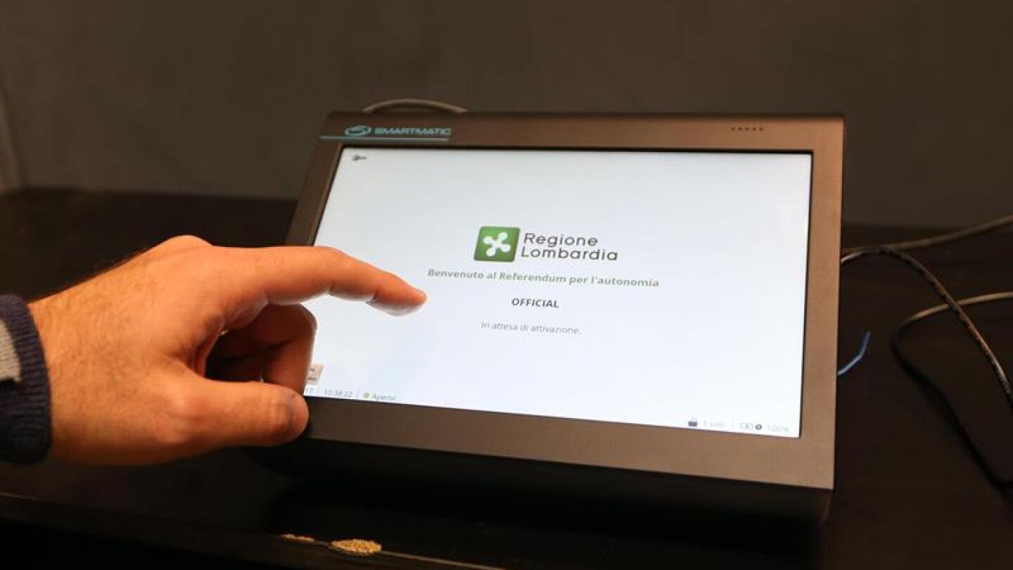 Vista de un puesto electr&oacute;nico para votaren el refer&eacute;ndum de consulta para la Autonom&iacute;a en Lombard&iacute;a y V&eacute;neto, norte de Italia