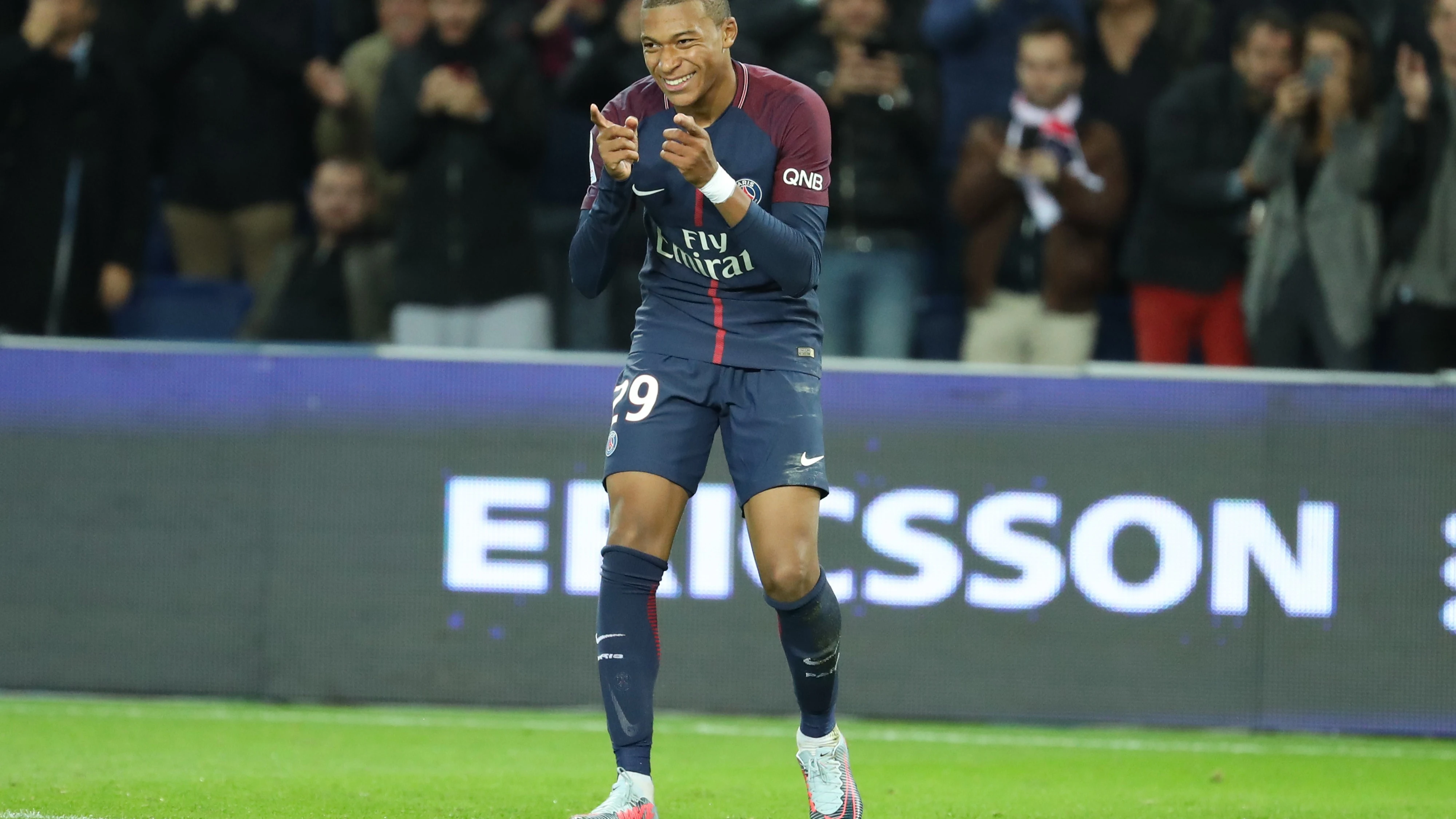 Mbappé celebra un gol con el PSG