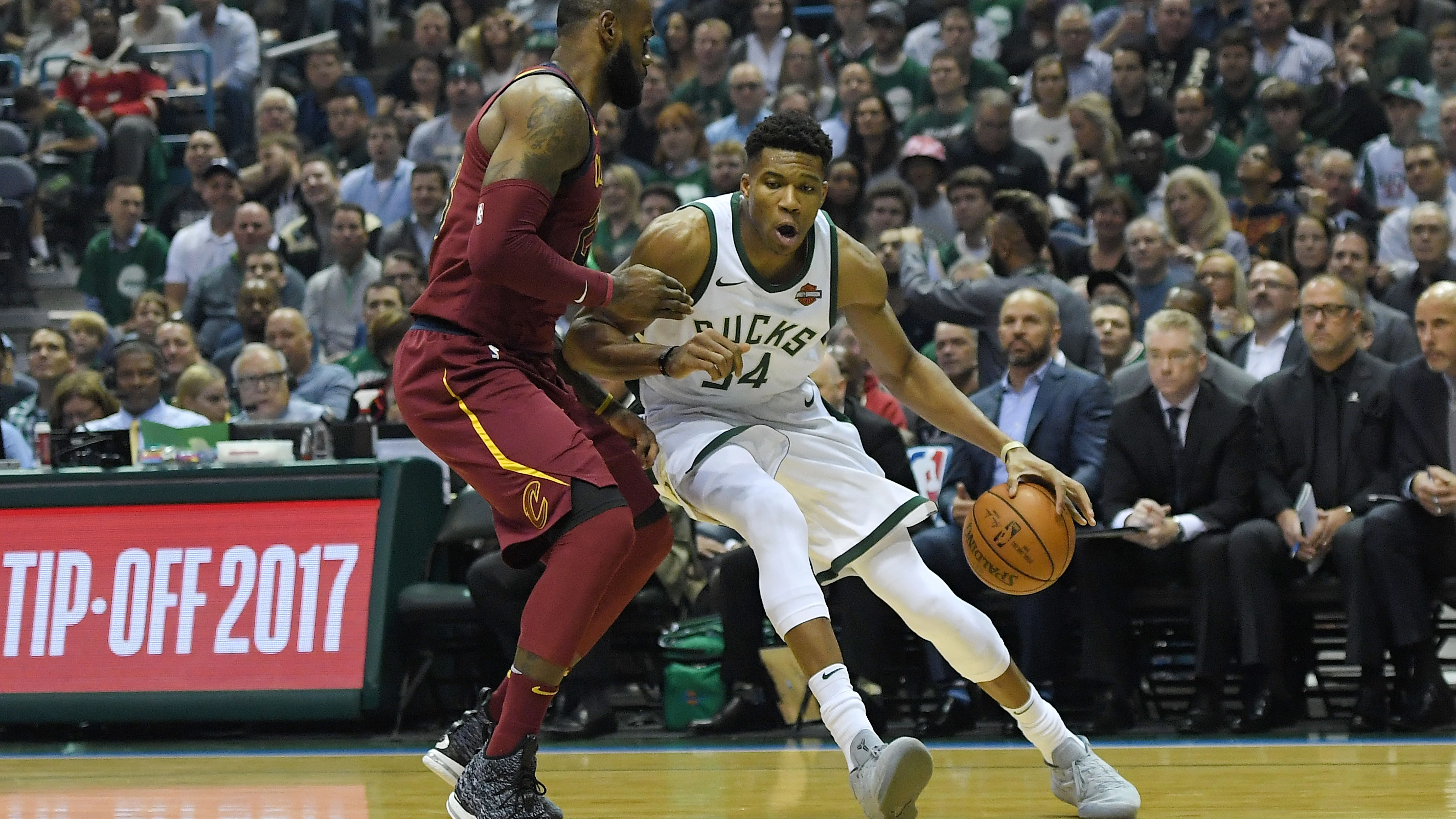 Antetokounmpo intenta zafarse de LeBron James Antetokounmpo intenta zafarse de LeBron James