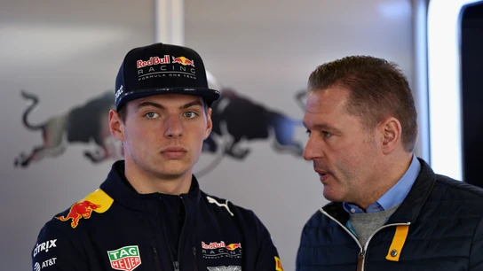 Jos Verstappen dialoga con su hijo Max Jos Verstappen dialoga con su hijo Max