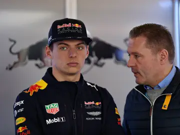 Jos Verstappen dialoga con su hijo Max