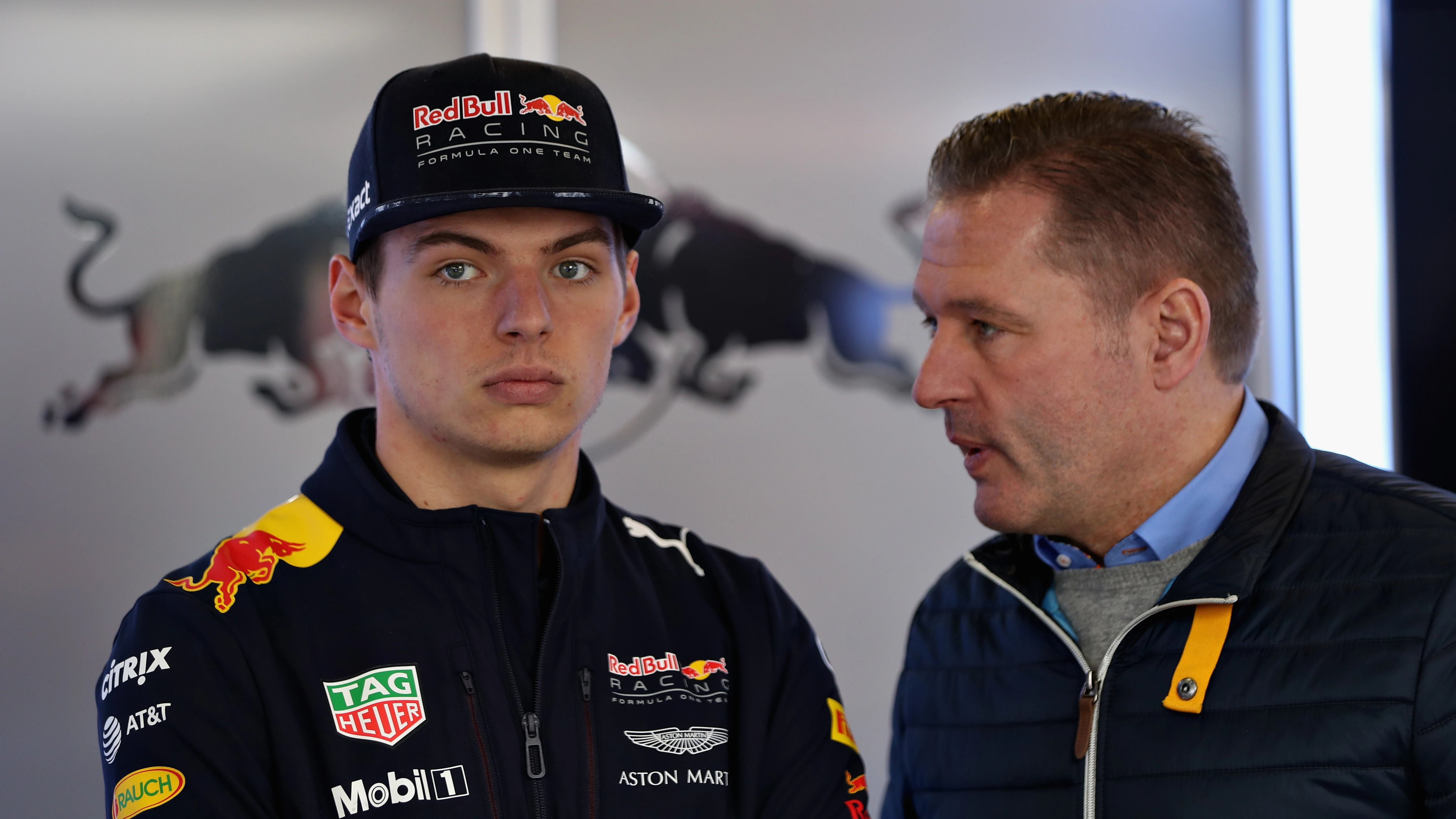 Jos Verstappen dialoga con su hijo Max