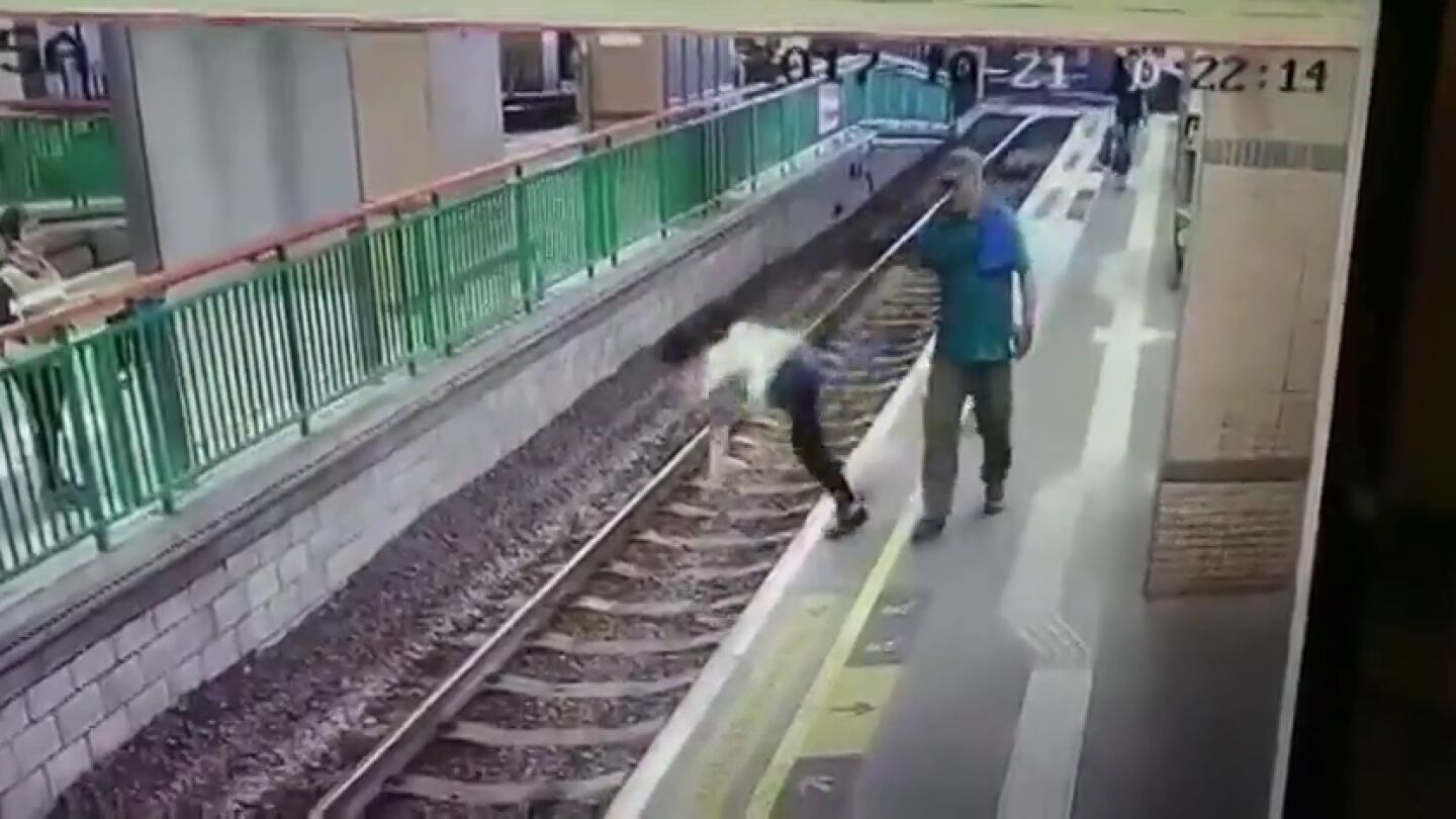 Un hombre empuja a una mujer a las v&iacute;as del tren y sigue caminando sin inmutarse