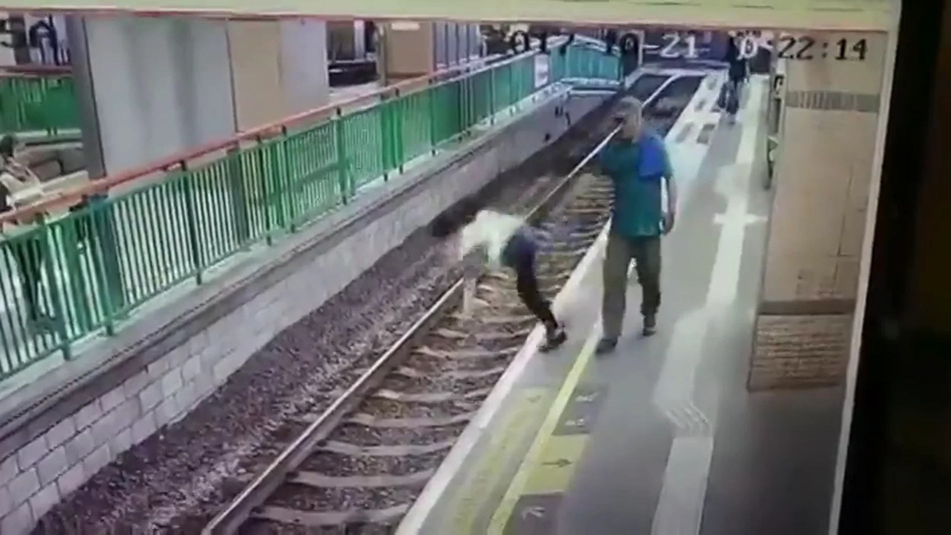 Un hombre empuja a una mujer a las vías del tren y sigue caminando sin inmutarse