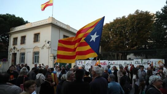 Personas sostienen banderas catalanas frente al consulado espa&ntilde;ol en Perpi&ntilde;&aacute;n 