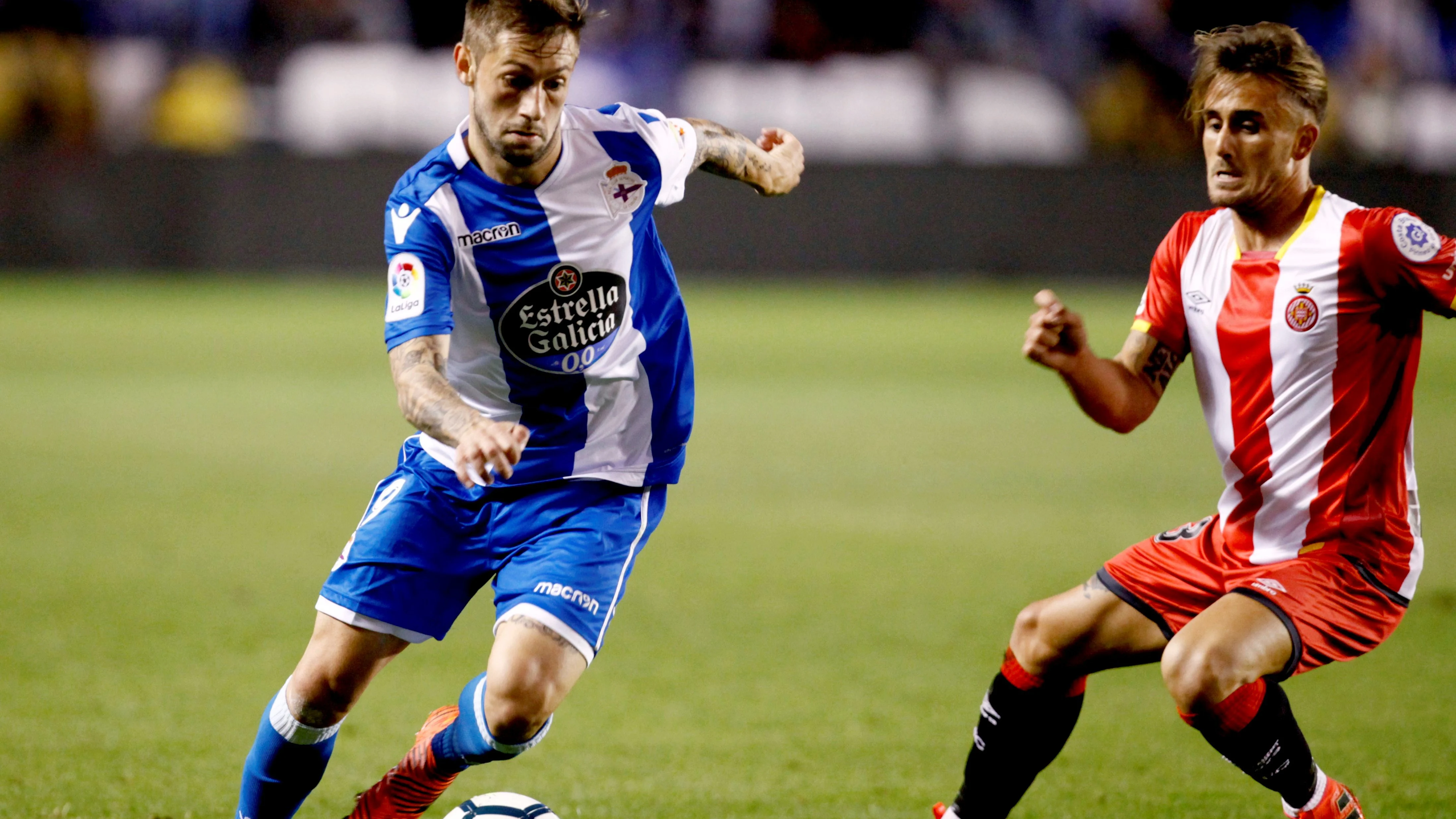 Fede Cartabia lleva el balón y Aleix García le defiende