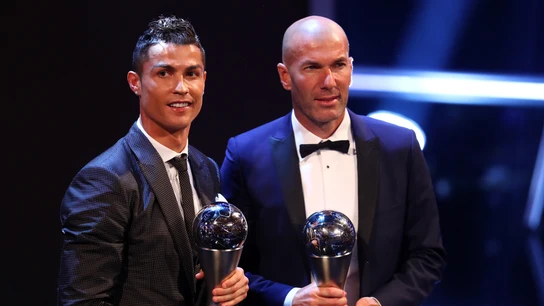 Cristiano Ronaldo y Zidane posan con sus premios The Best Cristiano Ronaldo y Zidane posan con sus premios The Best
