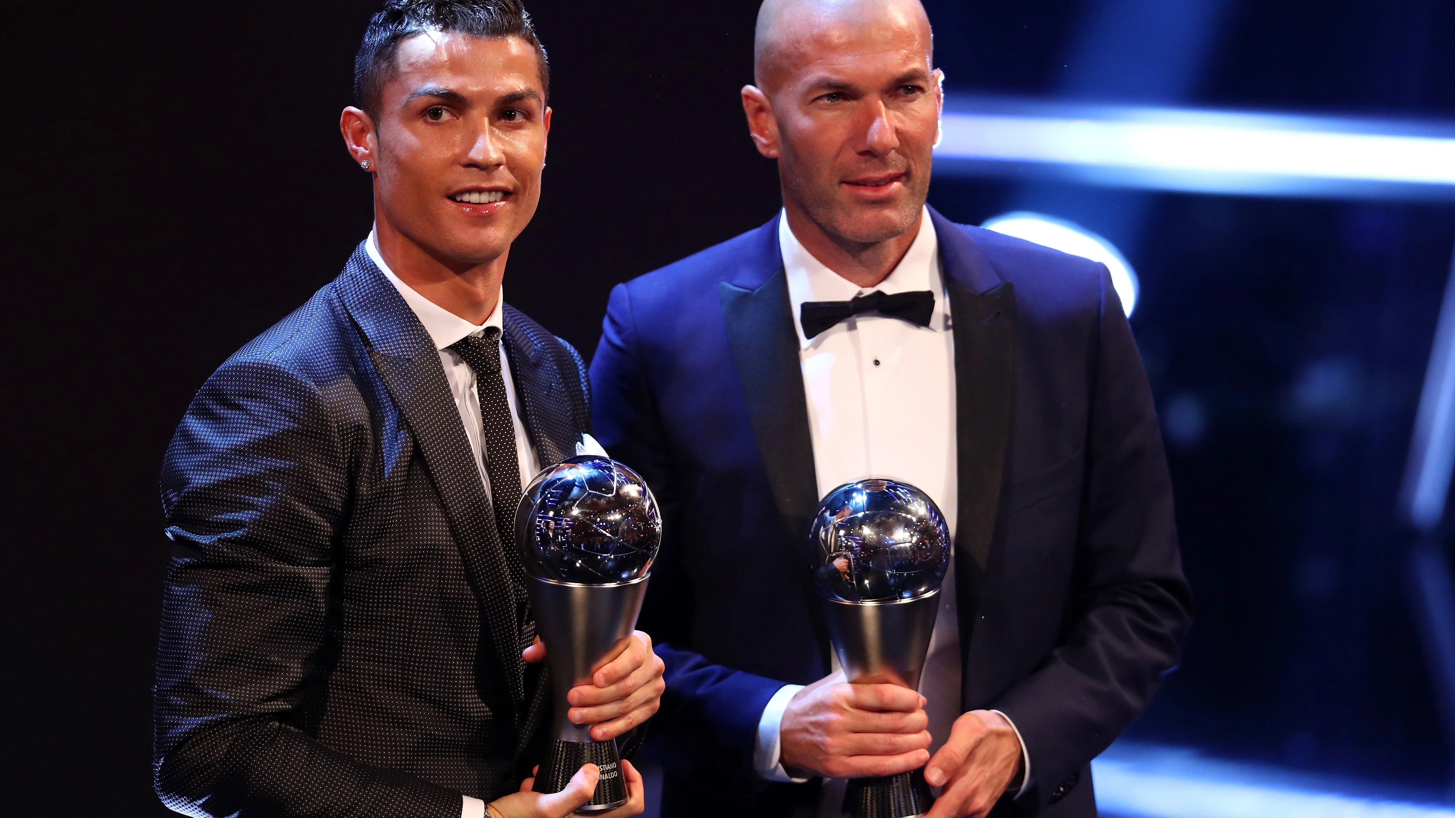 Cristiano Ronaldo y Zidane posan con sus premios The Best