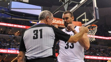 Marc Gasol dialoga sobre una falta con el árbitro Scott Wall