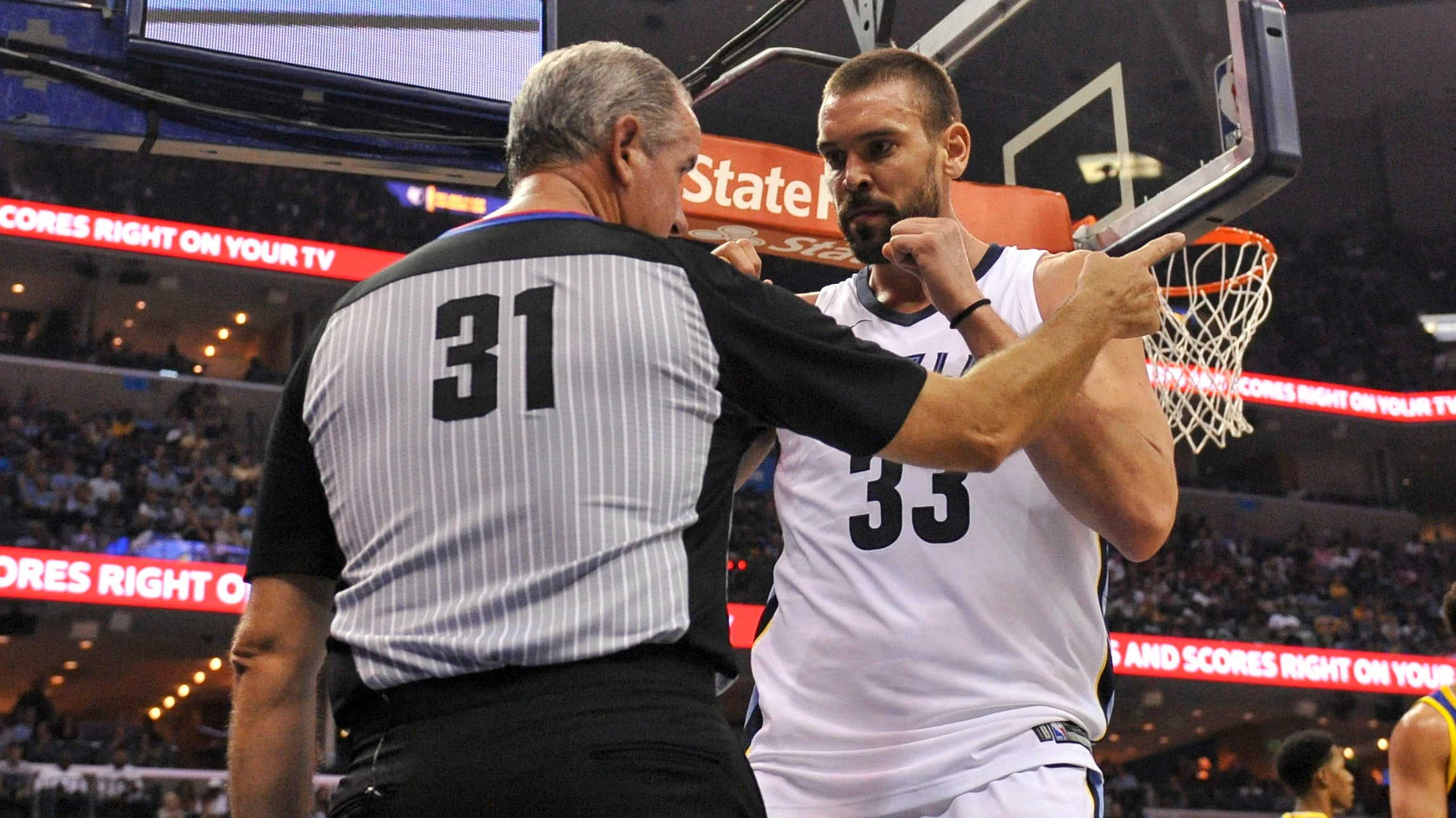 Marc Gasol dialoga sobre una falta con el árbitro Scott Wall