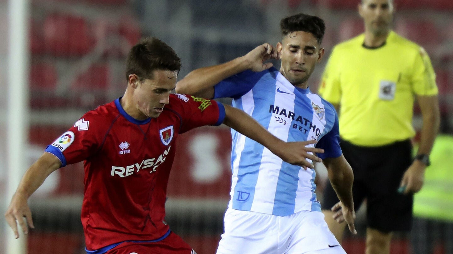 Cecchini pelea el bal&oacute;n en el partido contra el Numancia