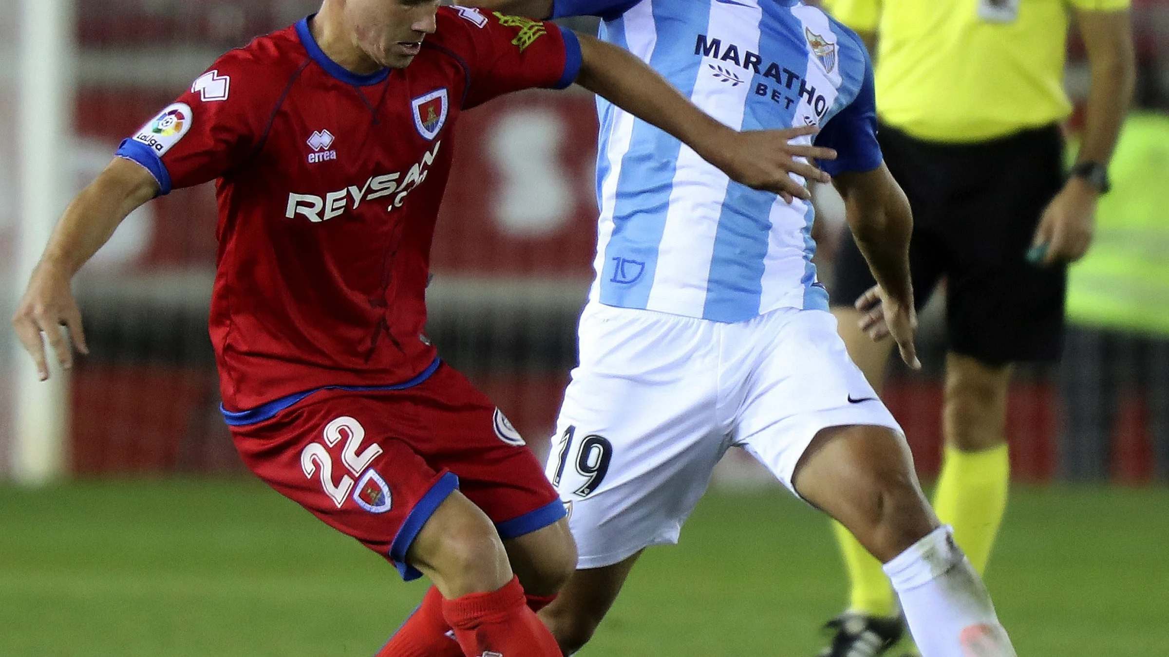 Cecchini pelea el balón en el partido contra el Numancia