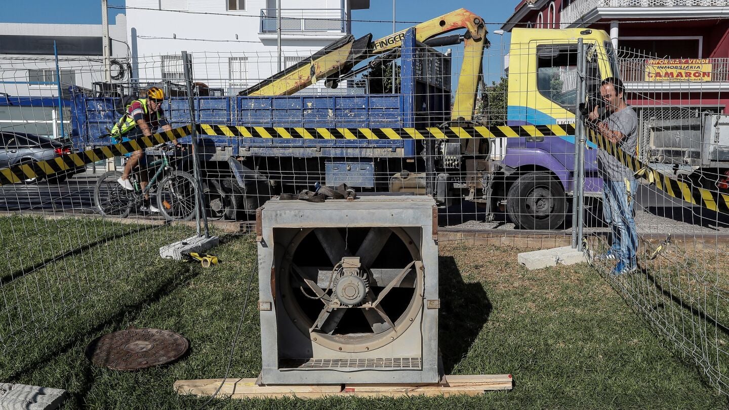 Extractor instalado por operarios del ayuntamiento de Coria del R&iacute;o