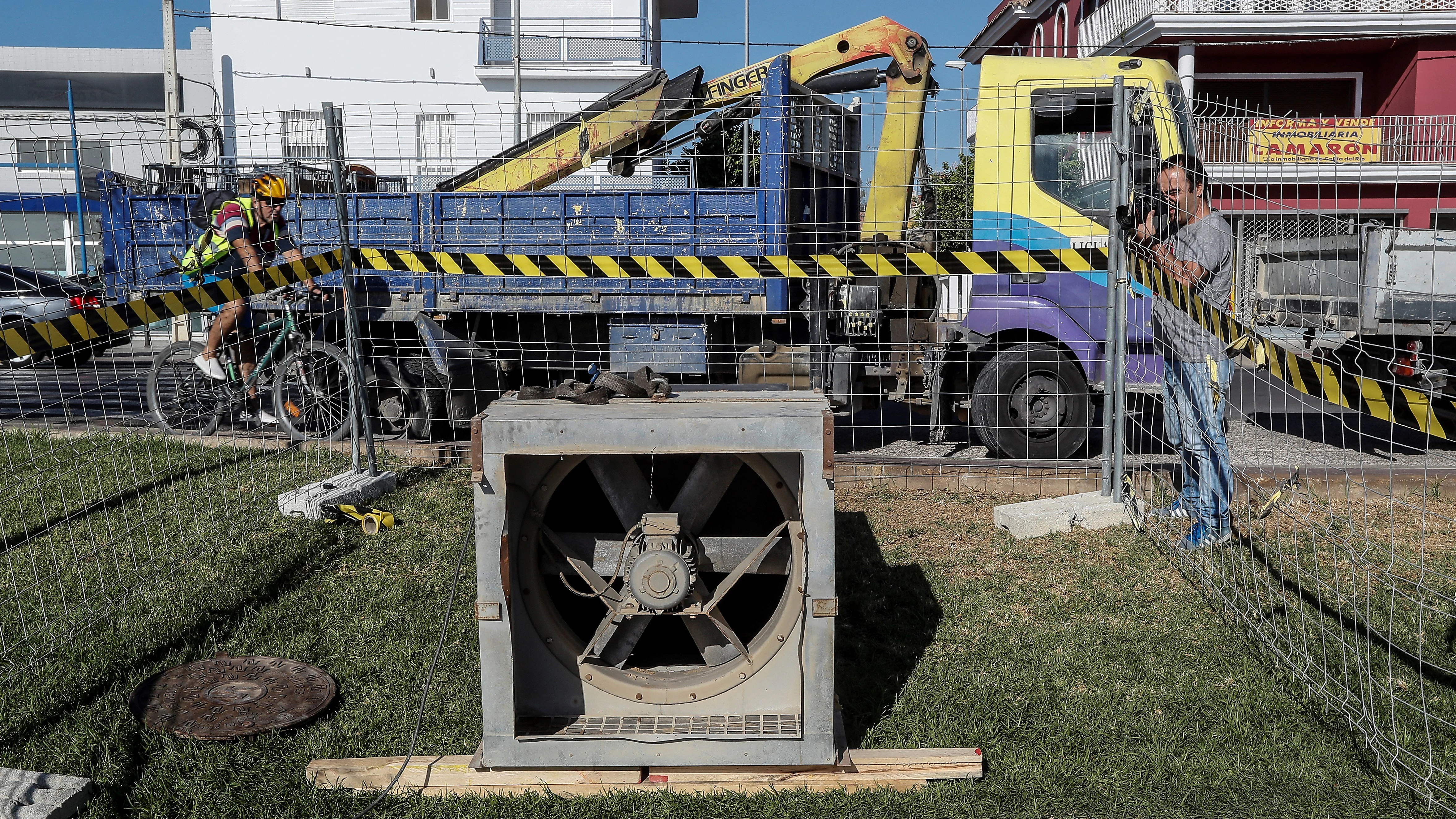 Extractor instalado por operarios del ayuntamiento de Coria del Río