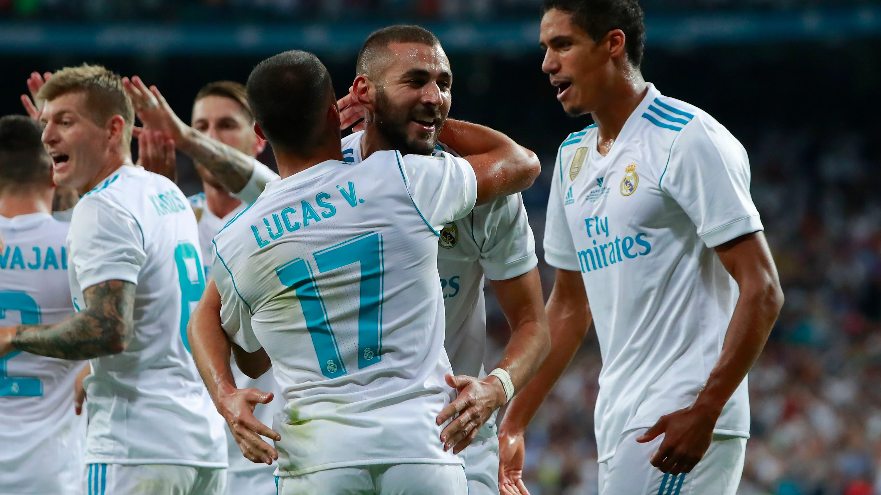 Varane celebra un gol junto a sus compañeros del Real Madrid