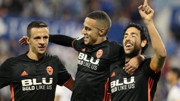 Los jugadores del Valencia celebran un gol del equipo che