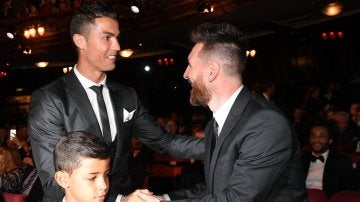 Messi le da la mano a Cristiano Ronaldo en la gala