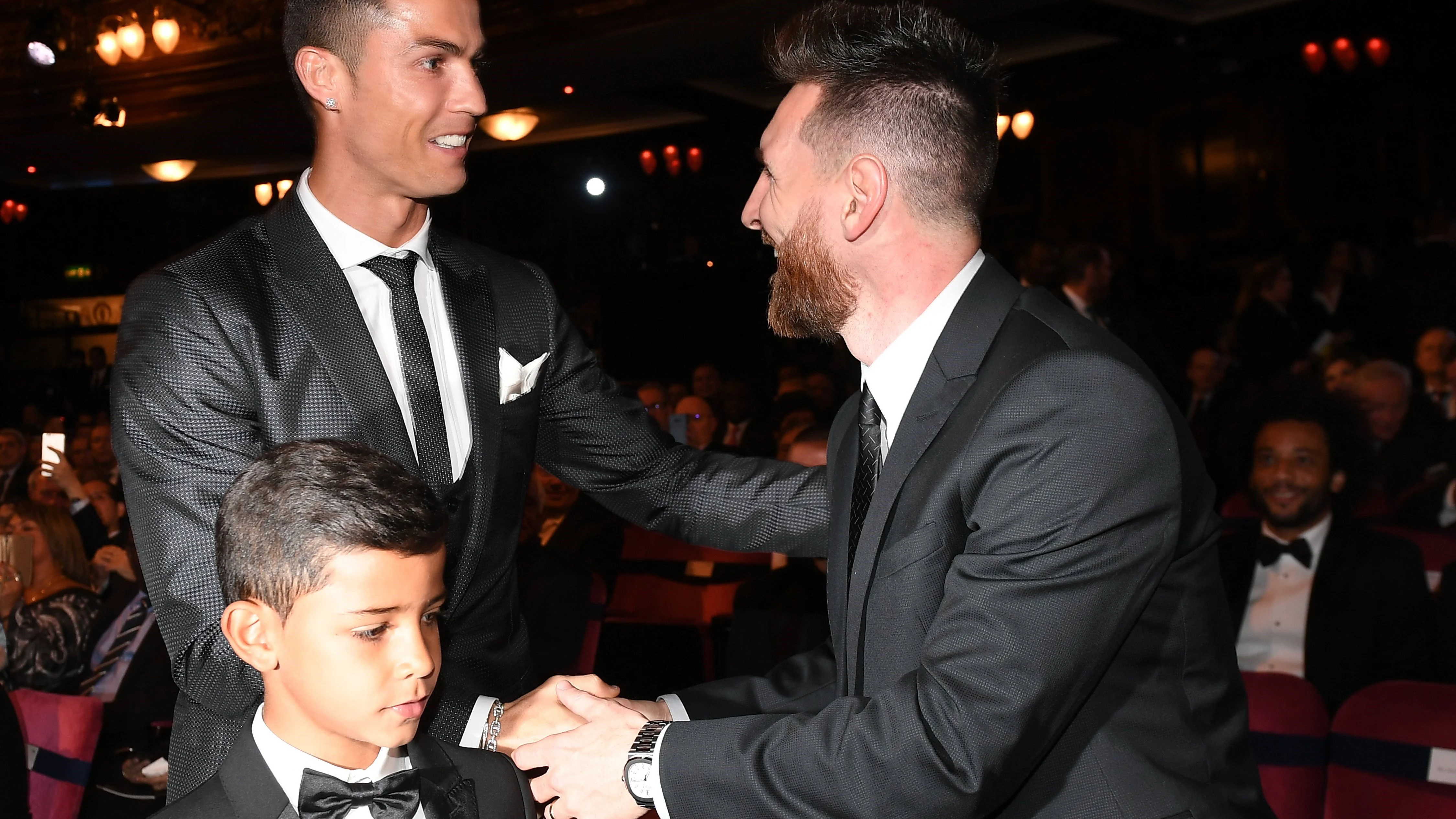 Messi le da la mano a Cristiano Ronaldo en la gala