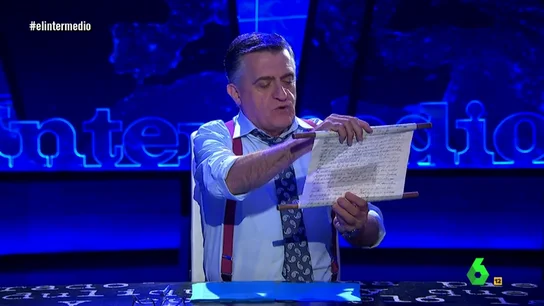 El gran Wyoming leyendo un pergamino El gran Wyoming leyendo un pergamino