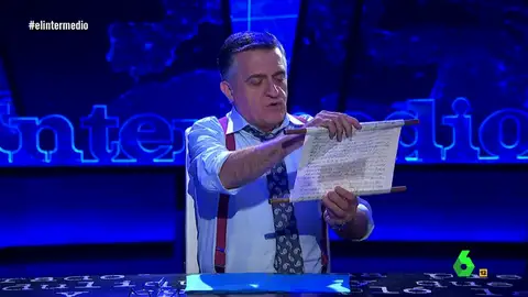 El gran Wyoming leyendo un pergamino El gran Wyoming leyendo un pergamino