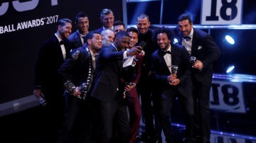 El 'selfie' de Idris Elba con los galardonados en los premios 'The Best'
