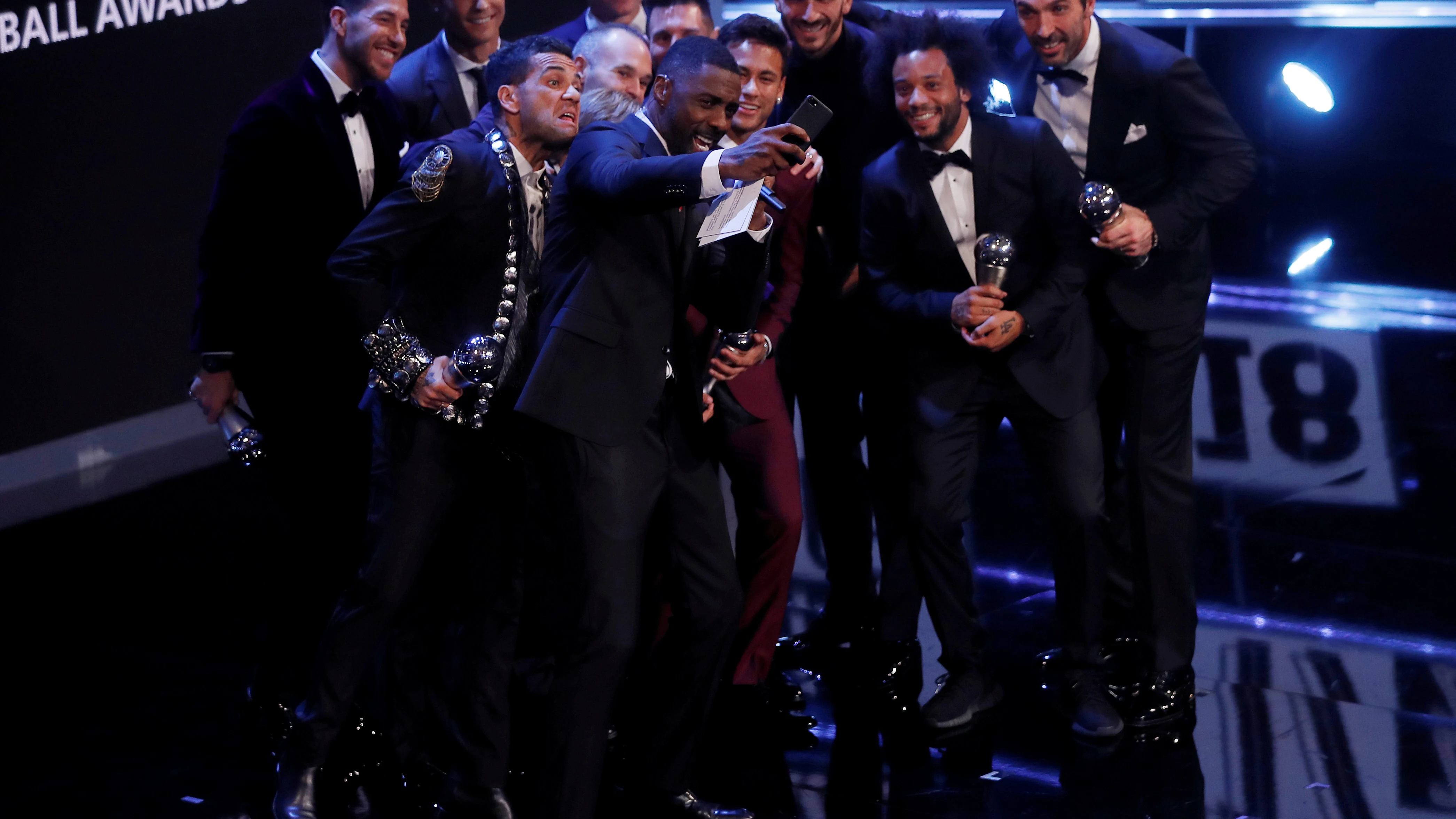 El 'selfie' de Idris Elba con los galardonados en los premios 'The Best'